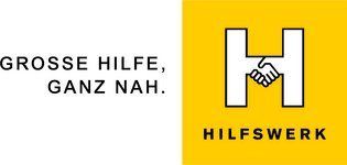 Ein Bild mit dem Logo von Hilfswerk, einem gelben und weißen Hintergrund mit einem Händedruck-Symbol und dem Text 'Grosse Hilfe, Ganz Nah.' Es bedeutet 'Große Hilfe, ganz nah.'