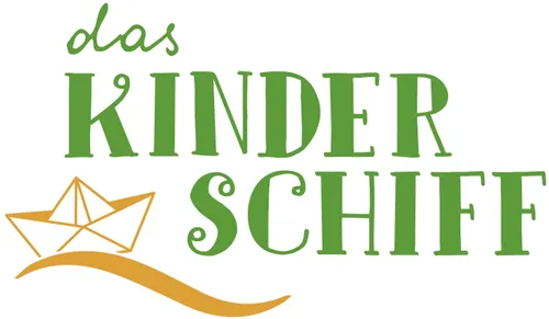 Ein Logo mit 'as Kinder' in grüner Schrift und 'SCH' in grüner Schreibschrift mit einem Papierflugzeug-Symbol auf der linken Seite und einer orangefarbenen Kurve auf der rechten Seite.