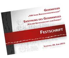 Eine Gedenkschrift zum 100-jährigen Jubiläum des Gefangenenverbandes, die die Eröffnung eines Gedenkweges feiert. Es enthält ein rotes Band und ist auf den 28. Juni 2015 datiert.
