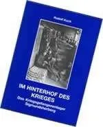 Ein blauer Buchumschlag mit einem Schwarz-Weiß-Foto eines Mannes, der in einem Raum steht, vor dem ein anderer Mann kniet. Der Titel lautet 'Im Hinterhof des Krieges'.
