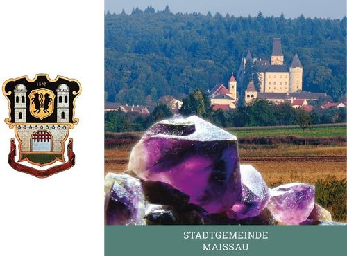 Ein Bild zeigt ein deutsches Stadtwappen und Amethystkristalle mit einer Burg im Hintergrund.