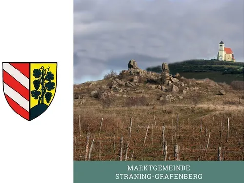 Eine Landschaft mit Weinberg, felsigem Hügel und einem Turm in der Ferne. Ein Wappen mit einer Rebe und Trauben im Vordergrund.