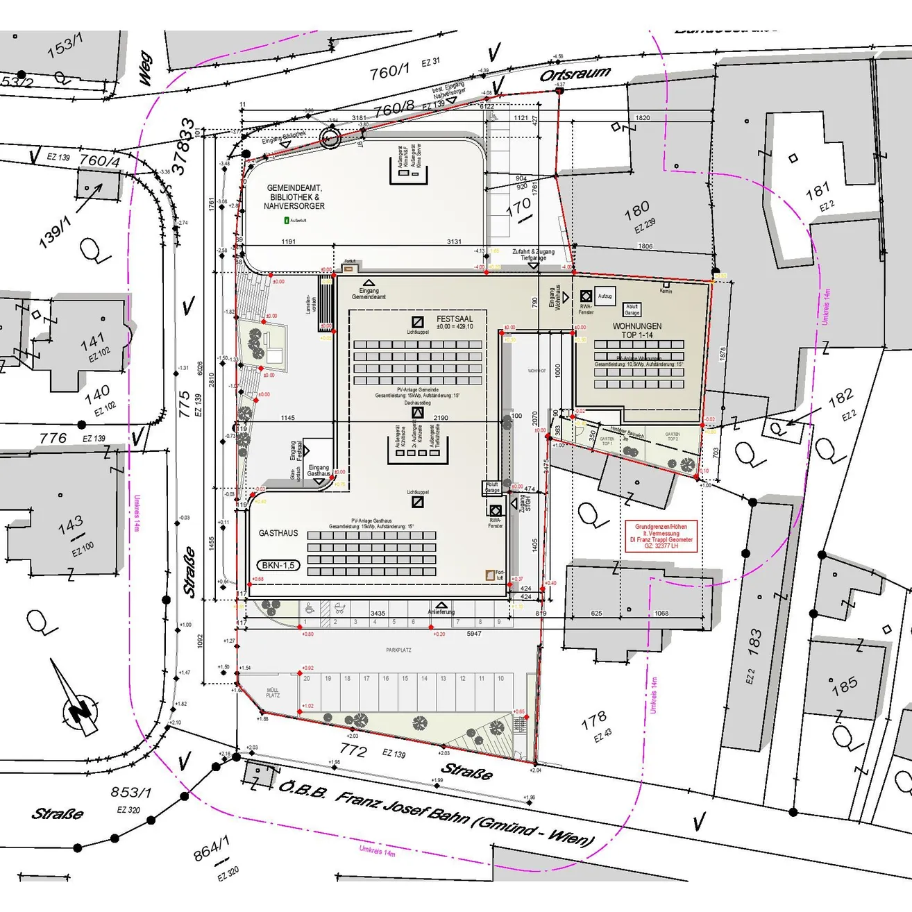 Das Bild ist ein detaillierter architektonischer Grundriss mit verschiedenen Abmessungen und Maßangaben. Es umfasst ein zentrales Gebäude mit mehreren Räumen, umgeben von kleineren Strukturen und offenen Bereichen. Beschriftungen wie 'Ortsraum', 'Festsaal' und 'Gasthaus' sind vorhanden und geben die spezifische Nutzung der verschiedenen Bereiche an. Es gibt auch nummerierte Parzellen und Grenzlinien.