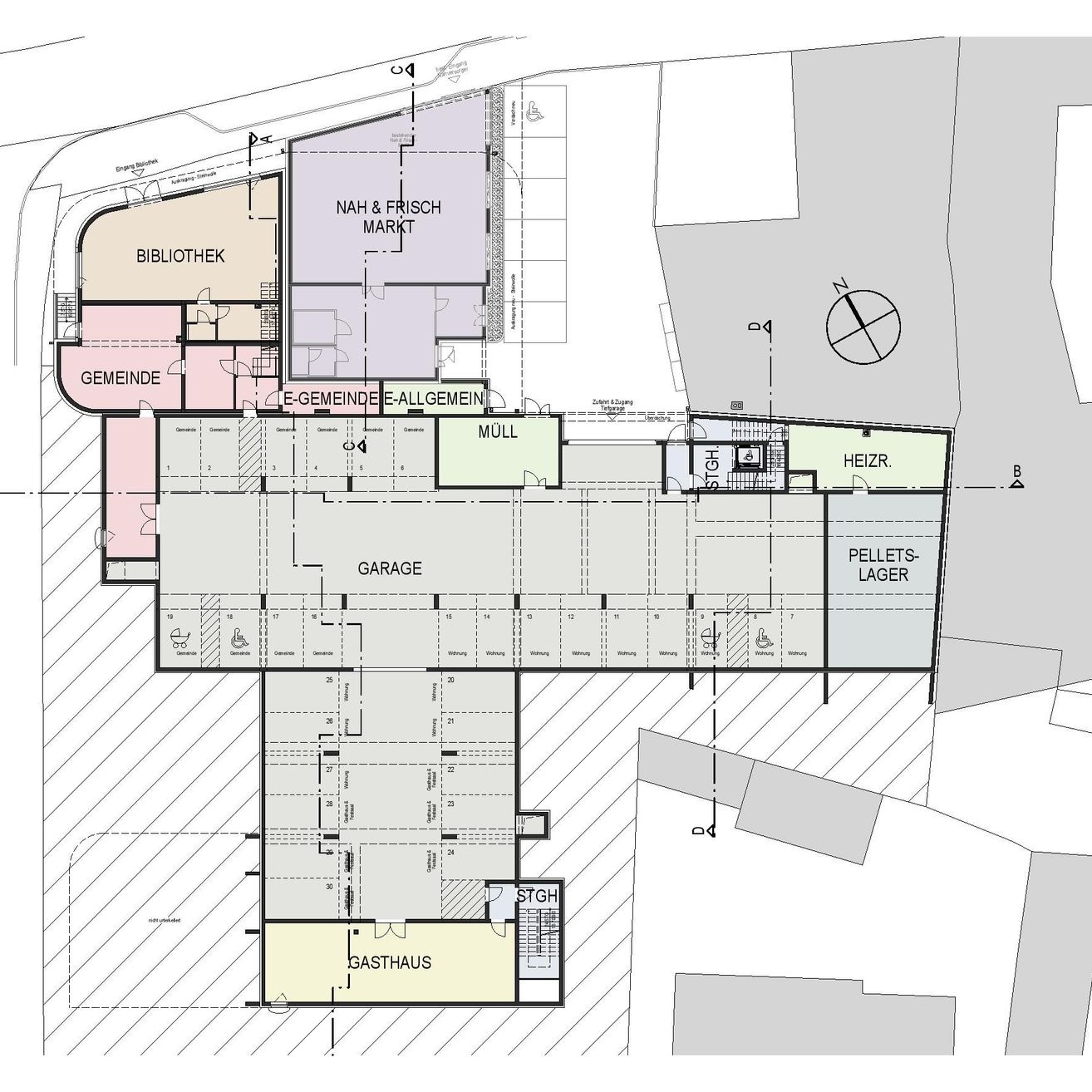 Ein Grundriss zeigt den Aufbau eines Gebäudes. Es enthält Bereiche mit Bezeichnungen wie 'Bibliothek', 'Nah & Frisch Markt', 'Gemeinde', 'Mul', 'Heiz', 'Garage', 'Pellets Lager' und 'Gasthaus'. Das Gebäude hat verschiedene Räume, einige mit spezifischen Funktionen wie Lager oder Restaurant. Es gibt auch Parkplätze und Lagerbereiche.