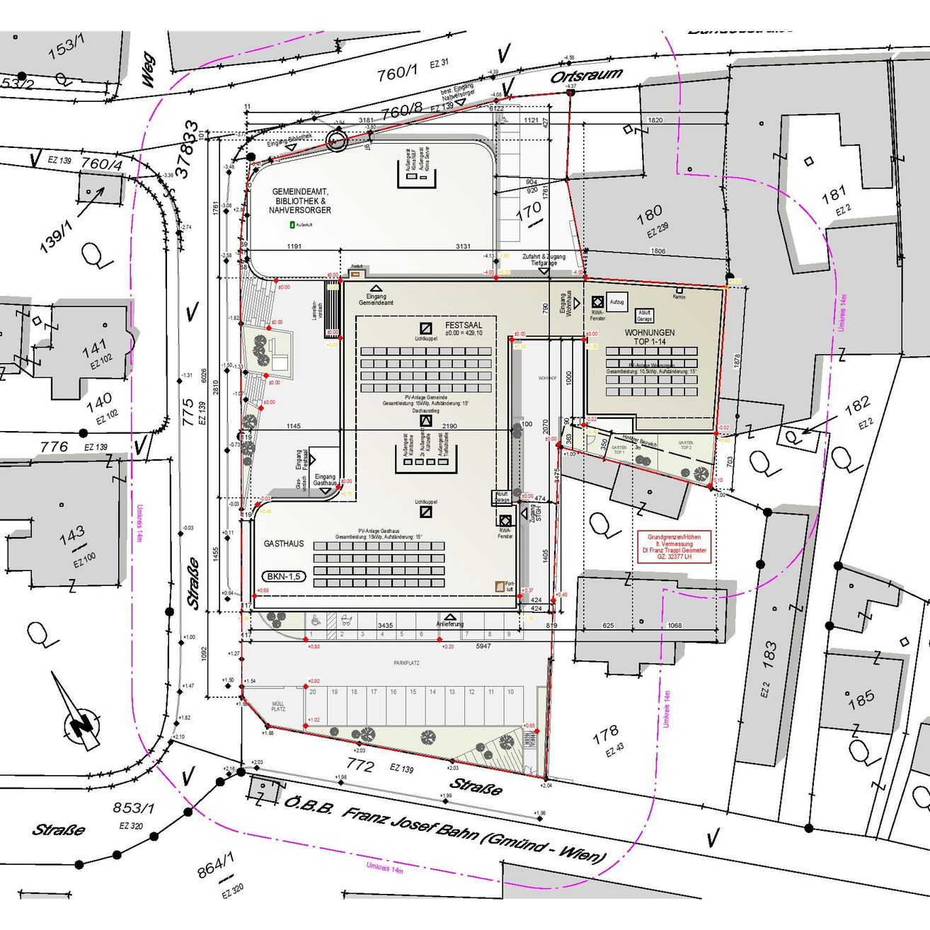Das Bild ist ein detaillierter architektonischer Grundriss mit verschiedenen Abmessungen und Maßangaben. Es umfasst ein zentrales Gebäude mit mehreren Räumen, umgeben von kleineren Strukturen und offenen Bereichen. Beschriftungen wie 'Ortsraum', 'Festsaal' und 'Gasthaus' sind vorhanden und geben die spezifische Nutzung der verschiedenen Bereiche an. Es gibt auch nummerierte Parzellen und Grenzlinien.