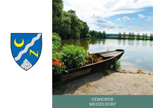 Ein szenisches Bild eines Bootes, das am Ufer eines Flusses verankert ist, mit einem Dorfwappen in der linken Ecke.
