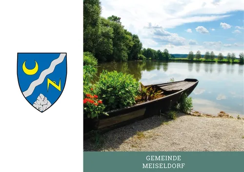 Ein szenisches Bild eines Bootes, das am Ufer eines Flusses verankert ist, mit einem Dorfwappen in der linken Ecke.