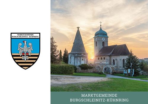 Ein szenisches Bild einer Kirche mit einem Glockenturm und einem Wappen auf der linken Seite. Die Kirche ist vor dem Hintergrund eines Sonnenuntergangs.
