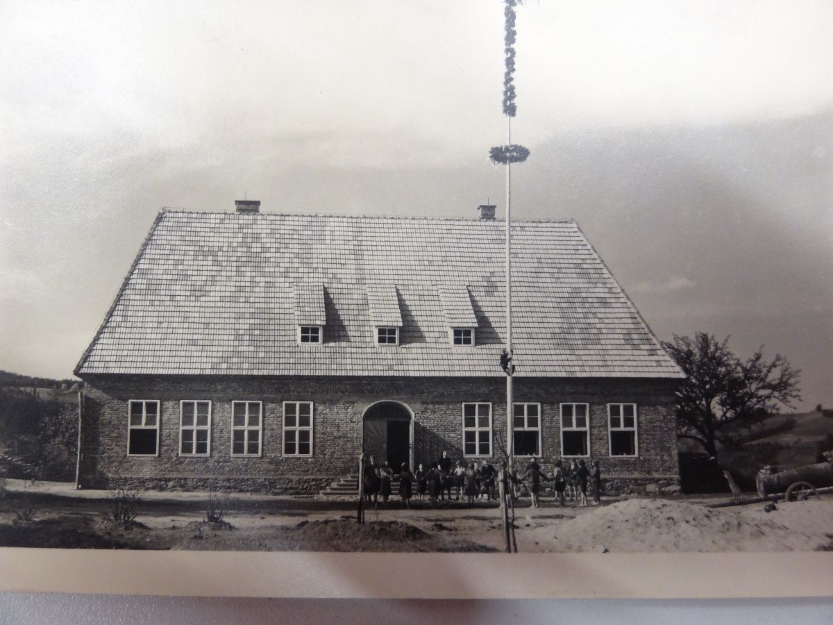 Bild enthält, Building, Monastery, Outdoors, Shelter, Housing, Countryside, Hut, Nature, Rural, House