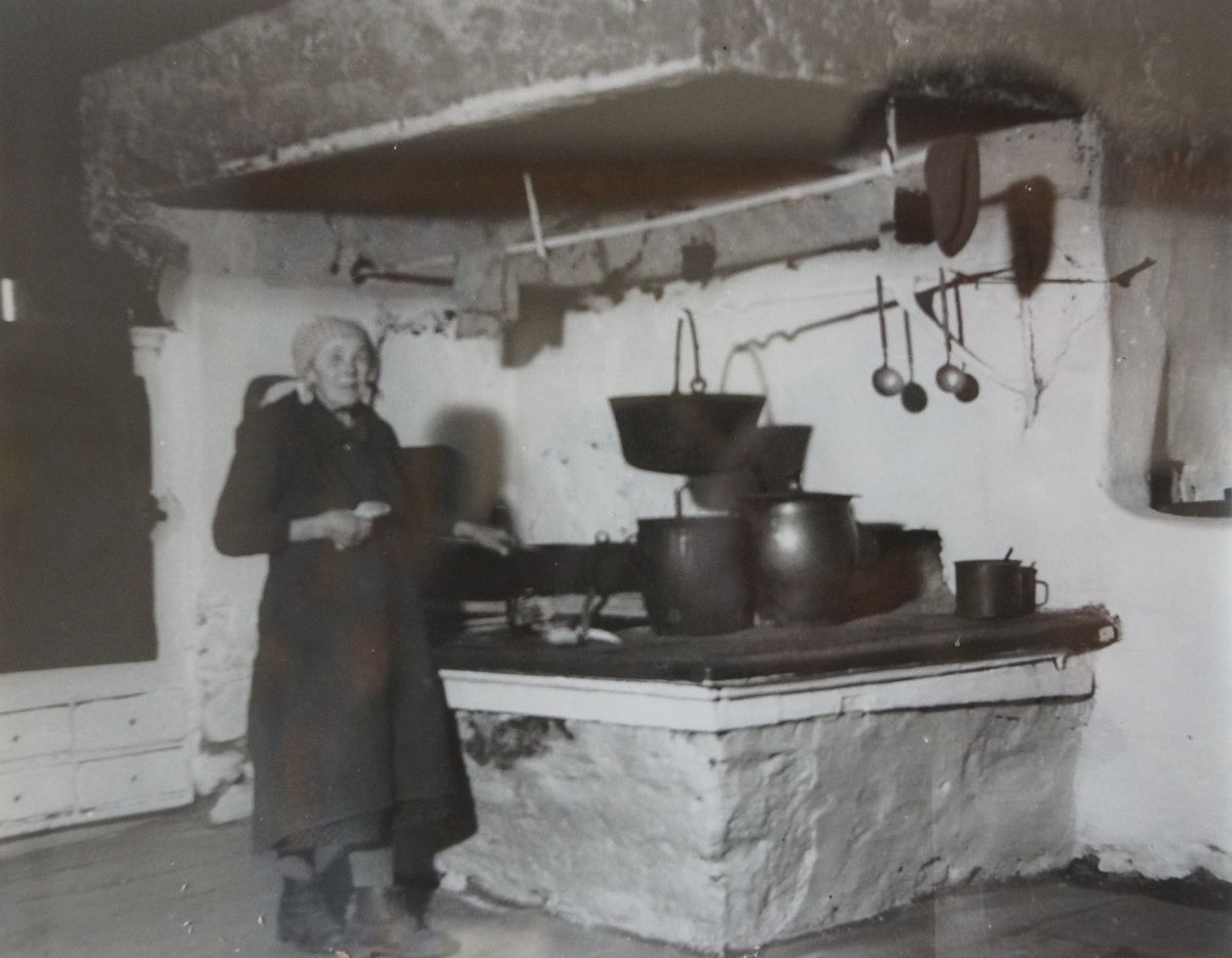 Bild enthält, Coat, Adult, Female, Person, Woman, Face, Cookware, Pot, Indoors, Kitchen