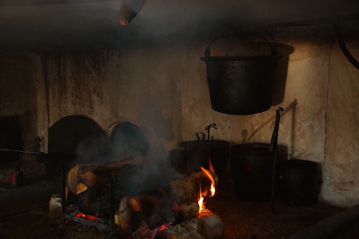 Bild enthält, Fireplace, Indoors, Cookware, Pot, Cooking Pot, Food, Fire, Bonfire, Flame, Hearth