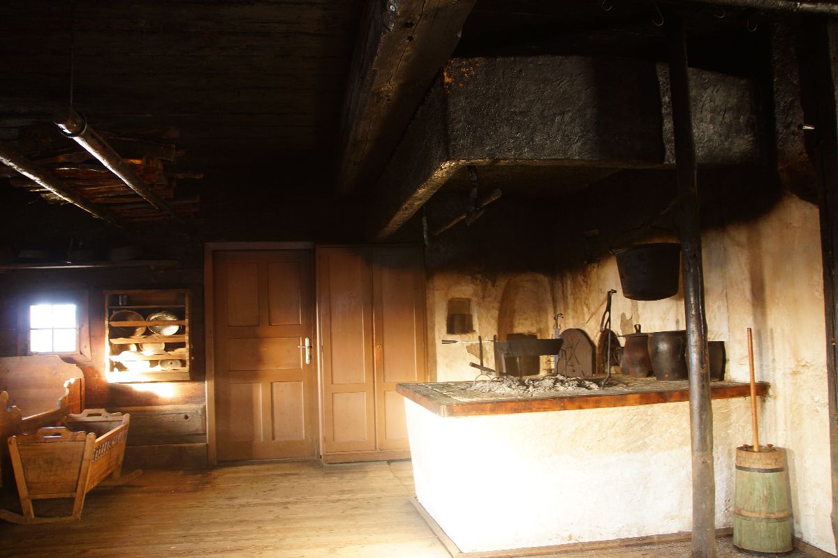 Bild enthält, Wood, Plywood, Floor, Flooring, Indoors, Architecture, Building, Door, Interior Design