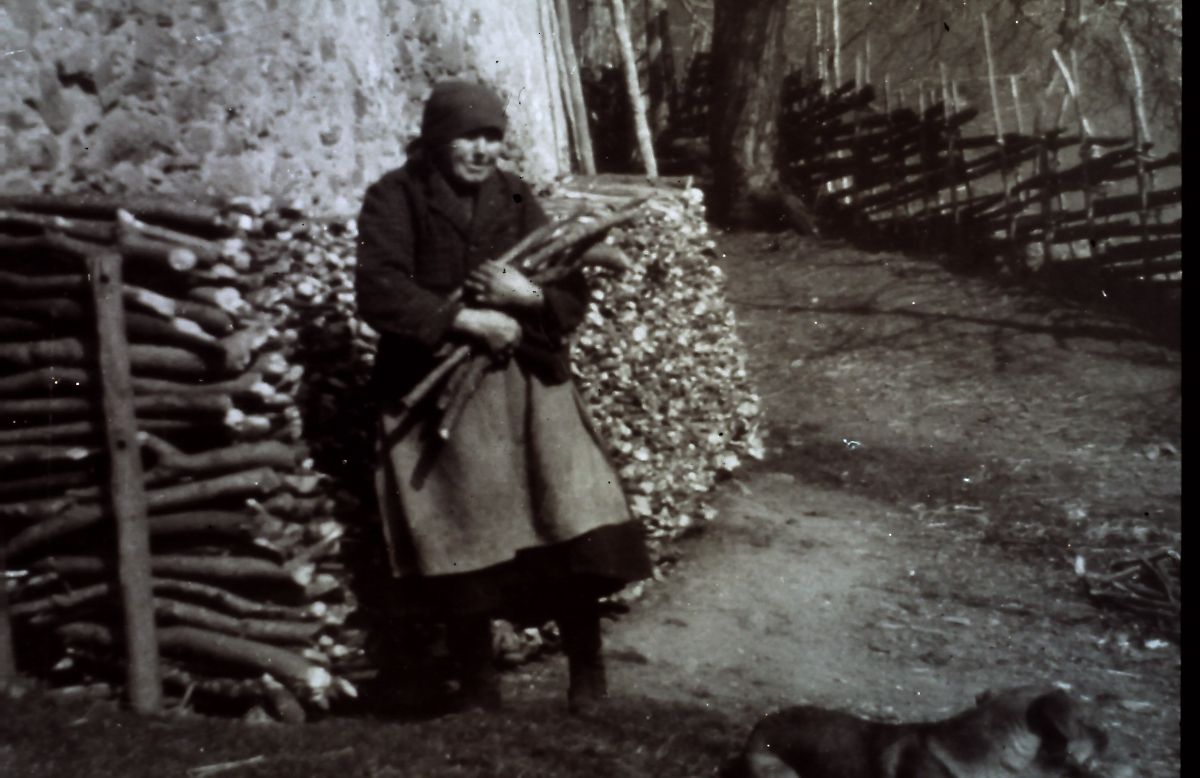 Bild enthält, Coat, Person, Photography, Hat, Face, Portrait, Overcoat, Cap, Firearm, Outdoors