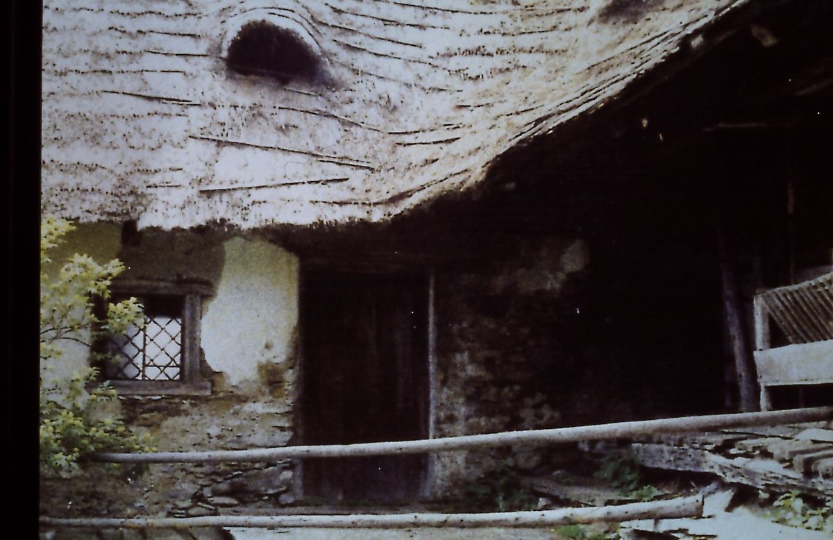 Bild enthält, Architecture, Building, Countryside, Hut, Nature, Outdoors, Rural, Shelter
