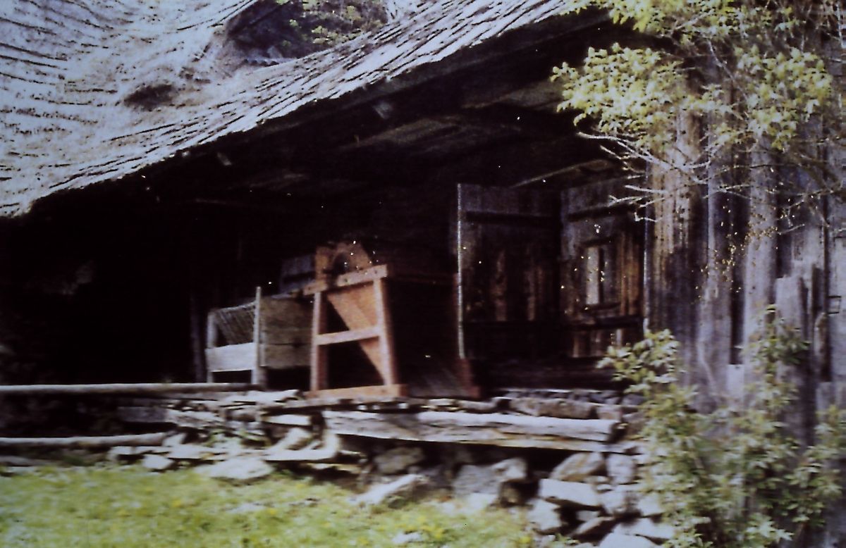 Bild enthält, Countryside, Hut, Nature, Outdoors, Rural, Shelter, Shack, Housing, Slate, Plant