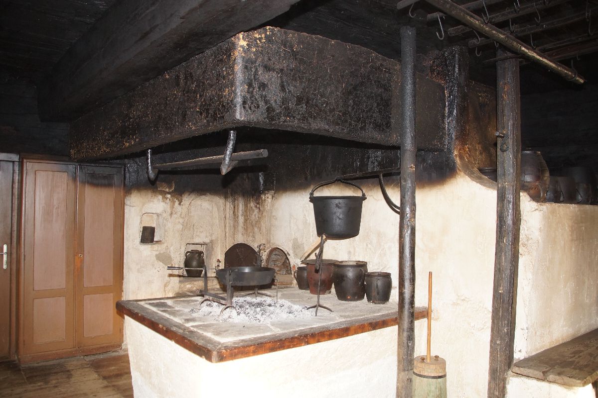 Bild enthält, Architecture, Building, Indoors, Kitchen, Cookware, Pot, Door