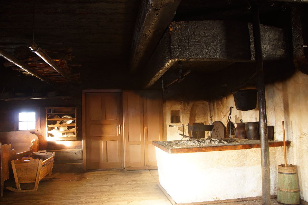 Bild enthält, Wood, Plywood, Indoors, Floor, Flooring, Architecture, Building, Interior Design, Door, Furniture
