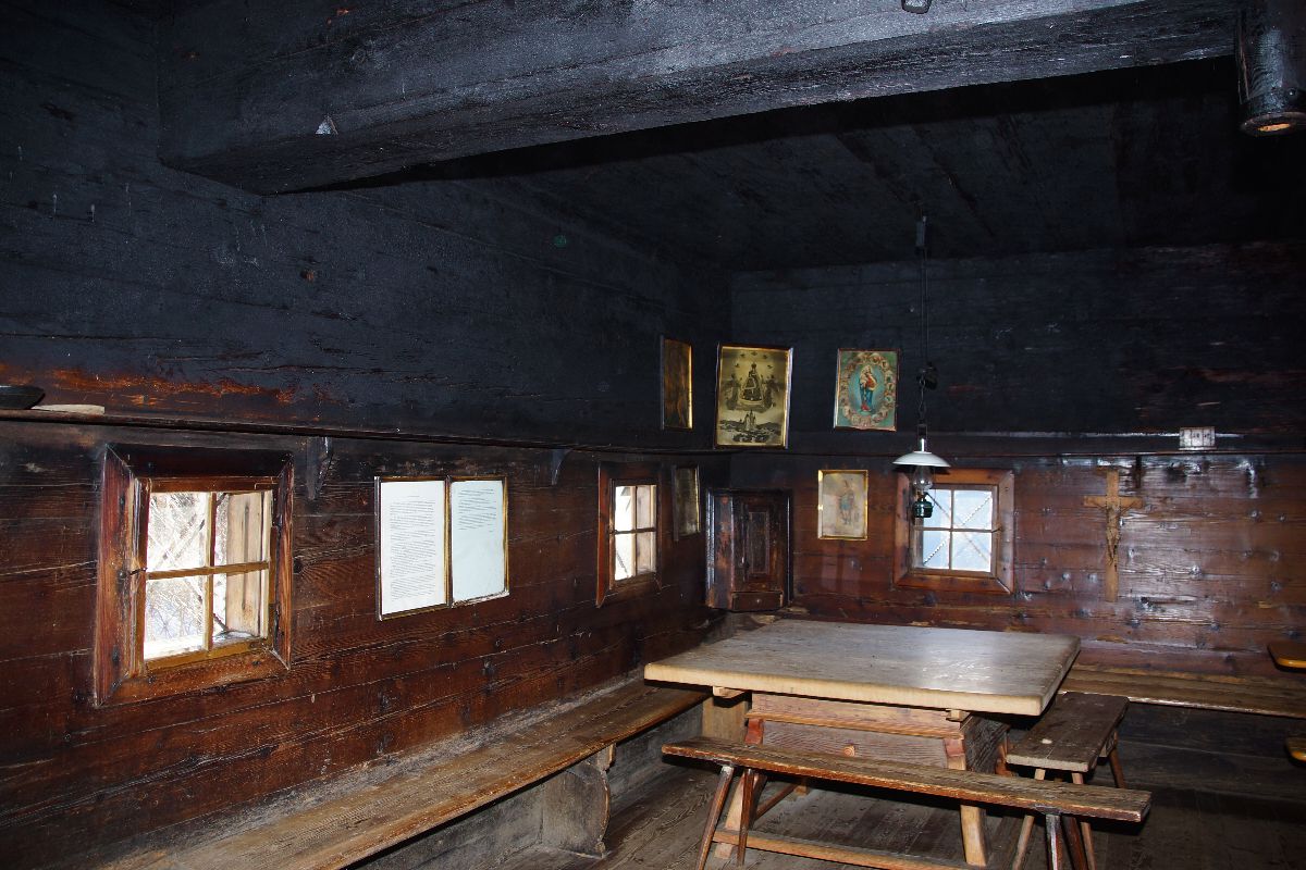 Bild enthält, Plywood, Wood, Hardwood, Building, Table, Dining Table, Indoors, Interior Design, Shelter, Bench