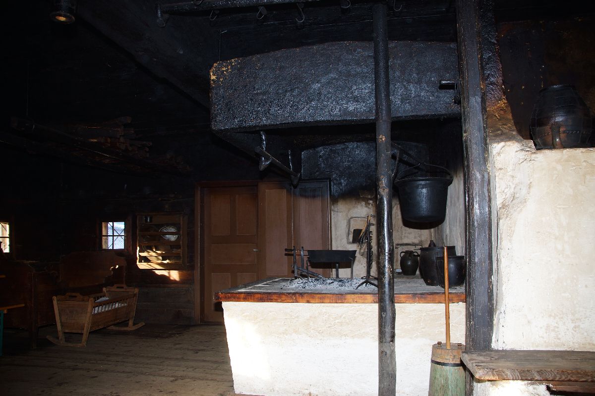Bild enthält, Wood, Architecture, Building, Indoors, Plywood, Grenade, Weapon, Pot, Pottery, Fireplace