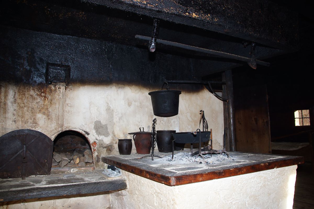 Bild enthält, Fireplace, Indoors, Architecture, Building, Hearth, Cookware, Pot