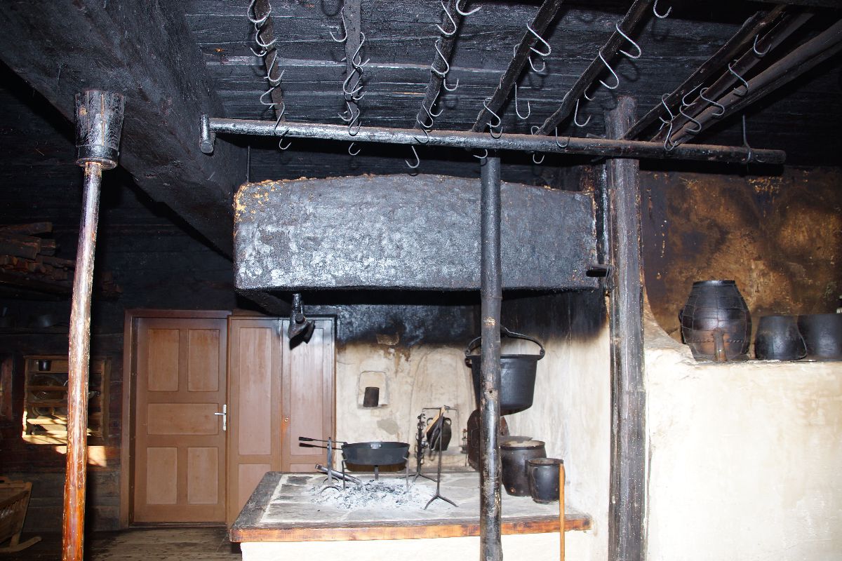 Bild enthält, Indoors, Ammunition, Grenade, Weapon, Basement, Room, Door