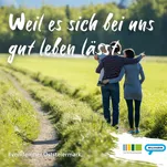 Ein Mann, eine Frau und ein Kind gehen gemeinsam auf einem Grasweg im Grünen. Der Text lautet: 'Weil es sich bei uns gut leben lässt.'