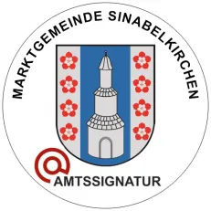Das Logo der Gemeinde Sinabelkirchen zeigt einen Schild mit einem Turm und roten Blumen, umgeben von den Worten 'Marktgemeinde Sinabelkirchen' und 'Amtsssiganatur'.