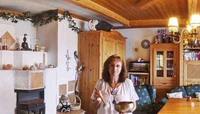 Bild enthält, Dining Room, Dining Table, Table, Interior Design, Adult, Female, Person, Woman, Desk, Wood