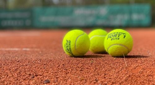 Bild enthält, Ball, Sport, Tennis, Tennis Ball, Racket, Tennis Racket