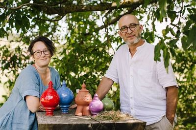 Bild enthält, People, Person, Adult, Male, Man, Pot, Garden, Pottery, Female, Woman