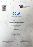 Ein Zertifikat von Caring Community Lower Austria in Zusammenarbeit mit VS Breitenau und Pädagogische Hochschule Nö für die Jahre 2025 bis 2030. Es zeigt Logos und Unterschriften von Birgit Tanzler und Edda Pola.