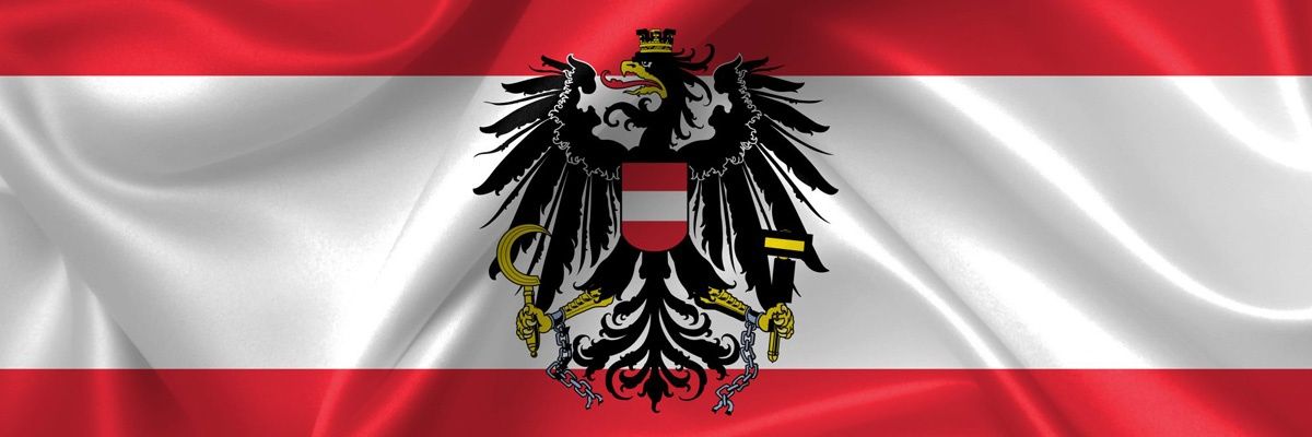 Die österreichische Flagge zeigt einen schwarzen Adler mit goldenem Schnabel und Krallen, der ein Schwert und einen Zepter hält, vor einem weißen Hintergrund mit einem roten Streifen am unteren Rand.