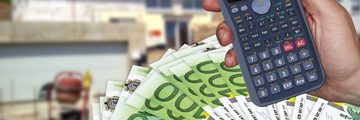 Eine Hand hält einen Taschenrechner über einen Stapel Euro-Banknoten mit einem unscharfen Hintergrund eines Lagers.