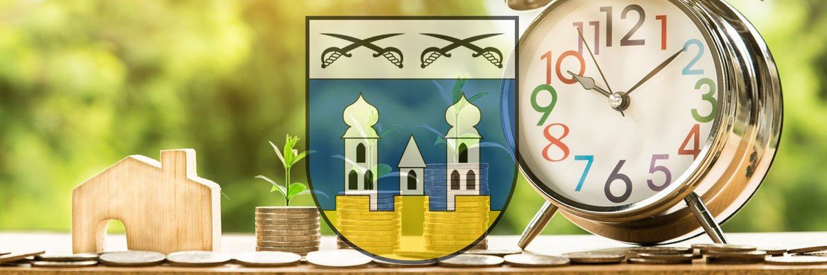 Eine Uhr, Münzen und eine kleine Topfpflanze sind neben einem Schild mit blauem und gelbem Hintergrund angeordnet, das einen goldenen Münzstapel, ein kleines Haus und zwei Schwerter zeigt. Die Uhr zeigt 10:10 Uhr an.