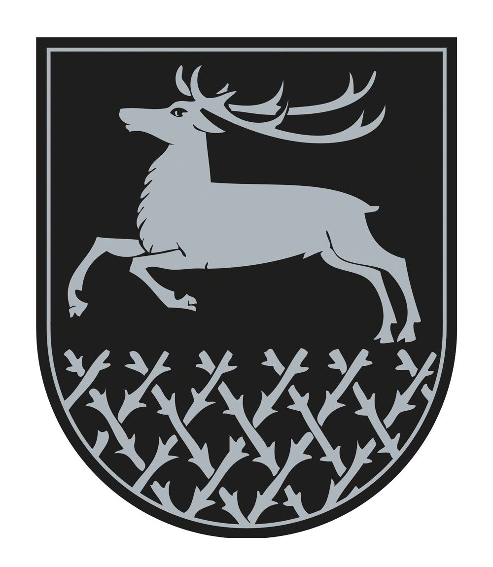 Ein Hirsch mit Geweih springt auf einem Schild mit einem Muster aus Zweigen und Ästen.
