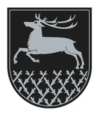 Ein Hirsch mit Geweih springt auf einem Schild mit einem Muster aus Zweigen und Ästen.