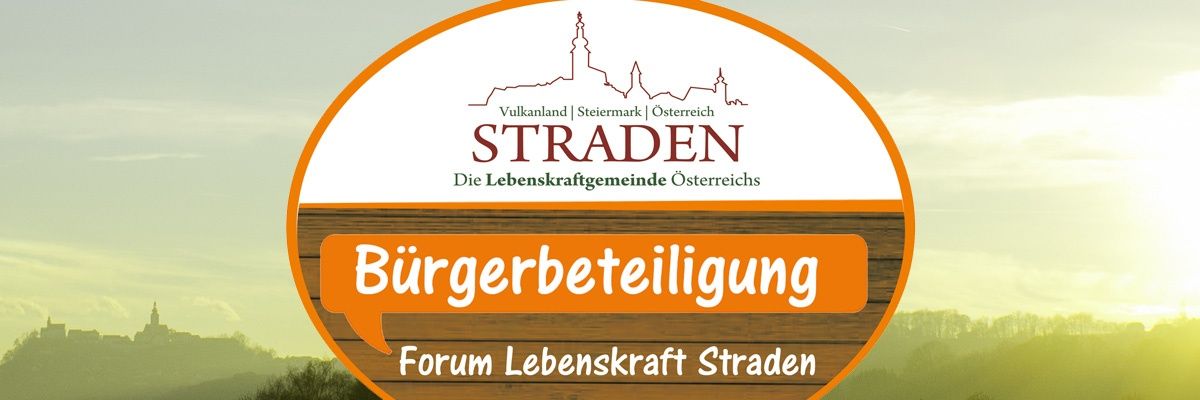 Ein Werbeposter für Straden, eine Lebenskraftgemeinschaft in Österreich, mit einem Holzschild mit dem Text 'Bürgerbeteiligung Forum Lebenskraft Straden' und einer Stadtsilhouette im Hintergrund.