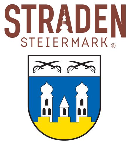 Das Logo für Straden Steiermark zeigt einen Schild mit zwei weißen Türmen auf einem gelben Sockel, vor blauem Hintergrund, und zwei gekreuzten Schwertern darüber.