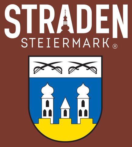 Das Logo für Straden Steiermark, mit einem Schild, zwei Schwertern und drei Türmen, auf einem braunen Hintergrund.