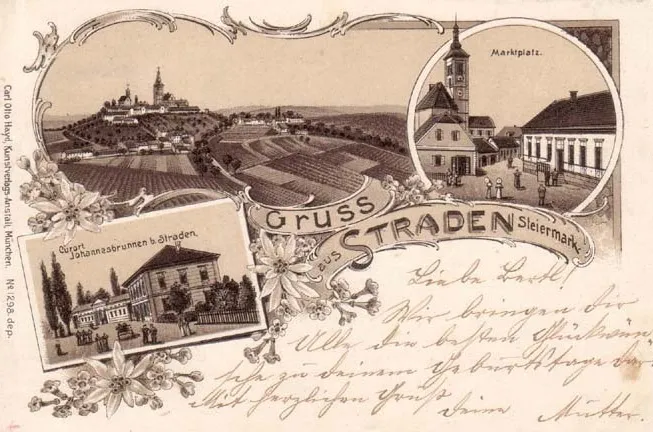 Eine alte Postkarte mit einer malerischen Ansicht einer Stadt, die ein Schloss, eine Kirche und einen Marktplatz zeigt, zusammen mit handgeschriebenem Text und dekorativen Elementen.