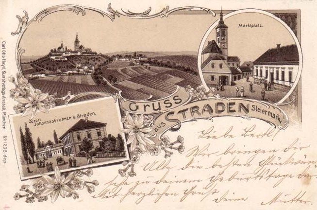 Eine alte Postkarte mit einer malerischen Ansicht einer Stadt, die ein Schloss, eine Kirche und einen Marktplatz zeigt, zusammen mit handgeschriebenem Text und dekorativen Elementen.