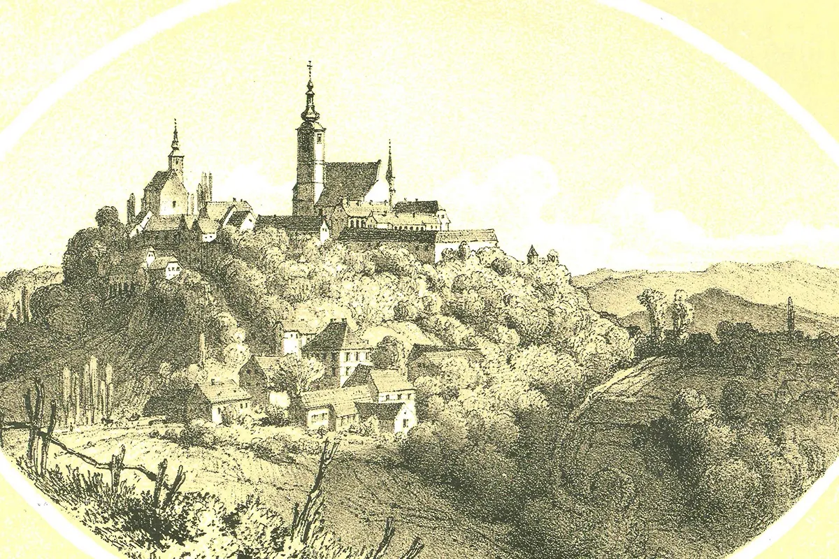 Eine alte Zeichnung einer Stadt mit einer prominenten Kirche auf einem Hügel, umgeben von kleineren Häusern und Bäumen.