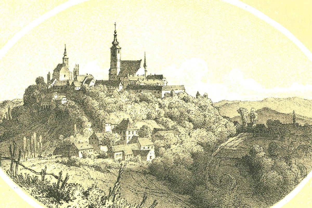Eine alte Zeichnung einer Stadt mit einer prominenten Kirche auf einem Hügel, umgeben von kleineren Häusern und Bäumen.