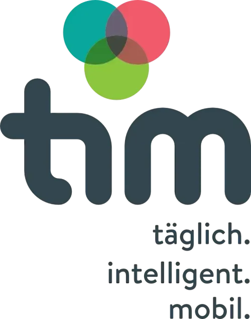 Ein schwarzer Hintergrund mit einem blauen Logo, das einen Buchstaben M zeigt, und über dem Logo überlappende Kreise in Grün, Rot und Blau. Unter dem Logo steht 'Taglich Intelligent'.