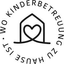 Ein kreisförmiges Logo mit einem Haus und einem Herz in der Mitte, umgeben von dem Text 'Kinderbetreuung' auf Deutsch. Das Design ist minimalistisch und verwendet Schwarz und Weiß.