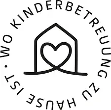Ein kreisförmiges Logo mit einem Haus und einem Herz in der Mitte, umgeben von dem Text 'Kinderbetreuung' auf Deutsch. Das Design ist minimalistisch und verwendet Schwarz und Weiß.