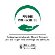 Ein grünes kreisförmiges Logo mit dem Text Pflege Drehscheibe. Darunter steht ein Text, der lautet Amtssachverständige der Pflege informieren über alle Fragen rund um Pflege und Betreuung. Darunter befindet sich ein Logo für Das Land Steiermark.