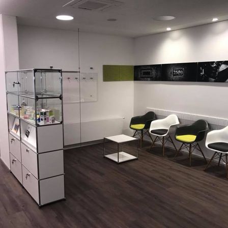 Bild enthält, Indoors, Chair, Furniture, Beauty Salon, Architecture, Building, Person
