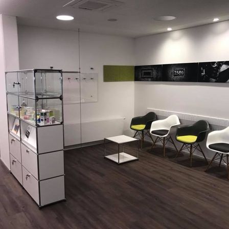 Bild enthält, Indoors, Chair, Furniture, Beauty Salon, Architecture, Building, Person