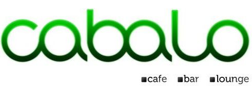 Das Bild zeigt das Logo eines Ortes namens Caboo, der ein Café, eine Bar und eine Lounge anbietet. Das Logo ist grün.